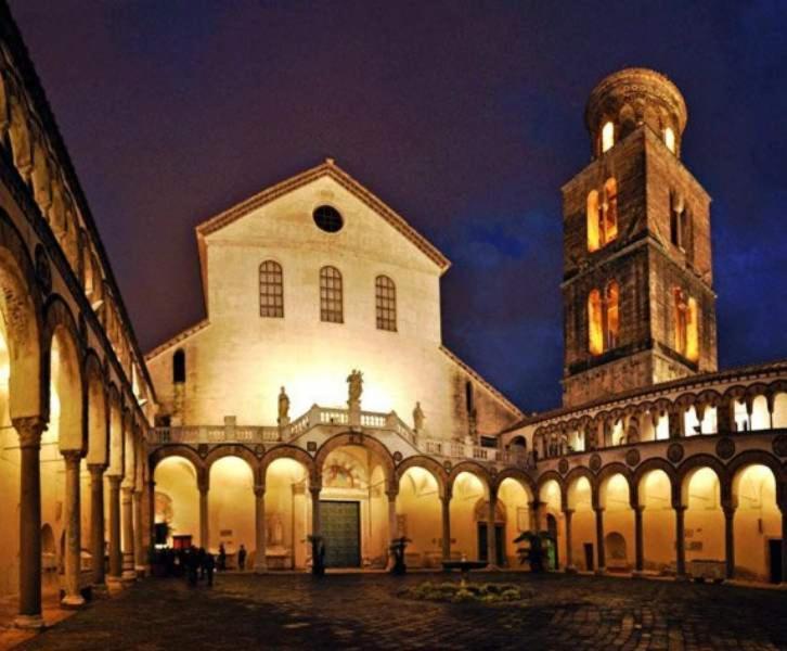 Bed and Breakfast Oasi Al Centro Con Parcheggio Salerno Exterior foto