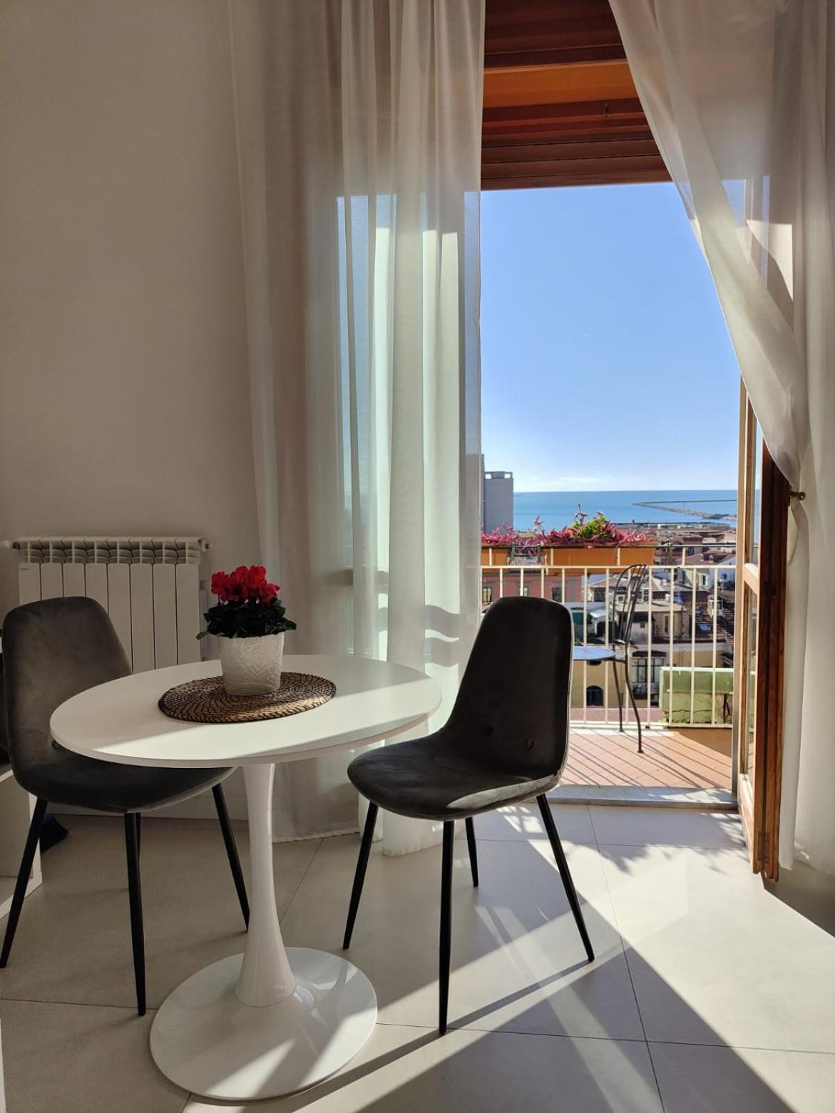 Bed and Breakfast Oasi Al Centro Con Parcheggio Salerno Exterior foto